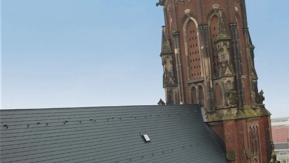 Mit PREFA Dachschindeln eingedecktes Dach der Grabeskirche in Aachen
