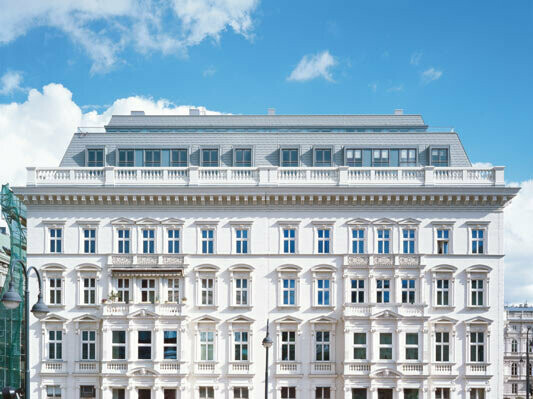 Hotel Sacher in Wien mit saniertem Dachgeschoss, verkleidet mit PREFA Dachschindeln in Zinkgrau