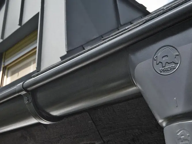 Detailansicht eines PREFA Rinnenkessels mit PREFA Logo - Dachrinne/Hängerinne