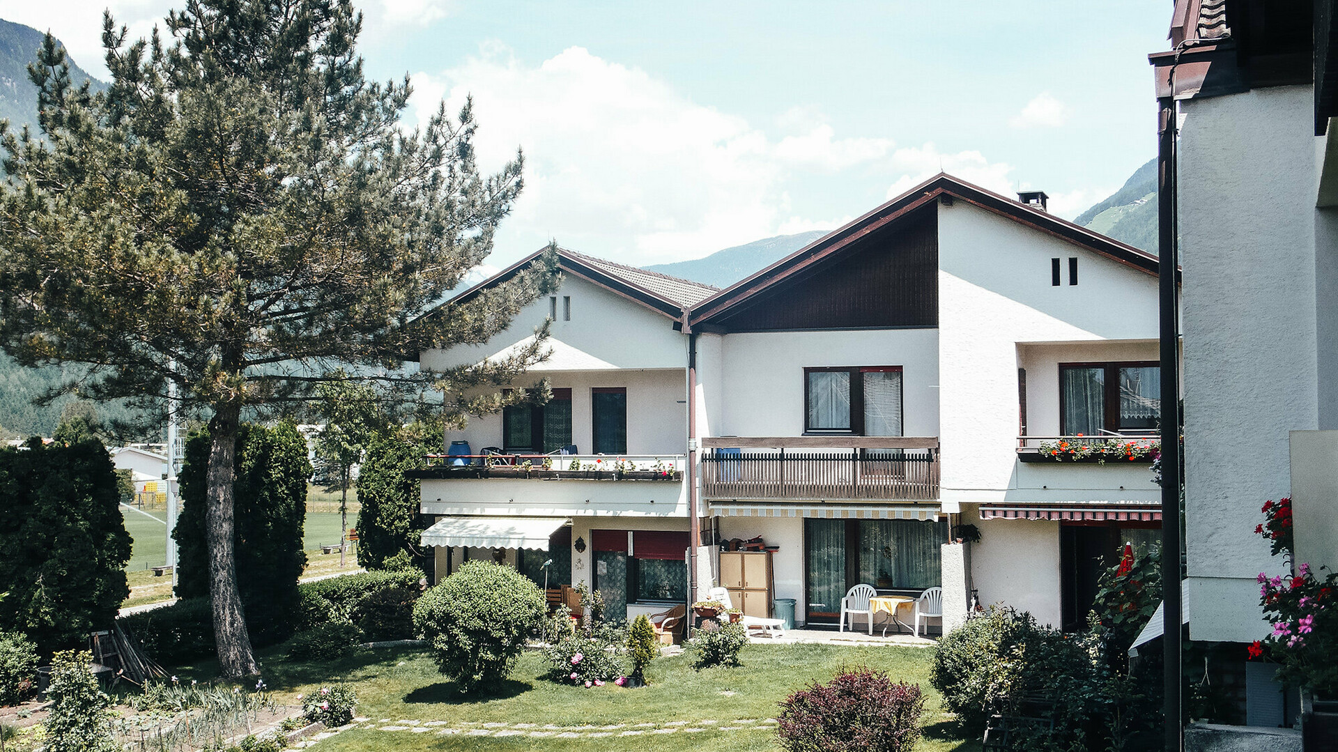 Vorher-Foto des Wohnbaus in Gais.