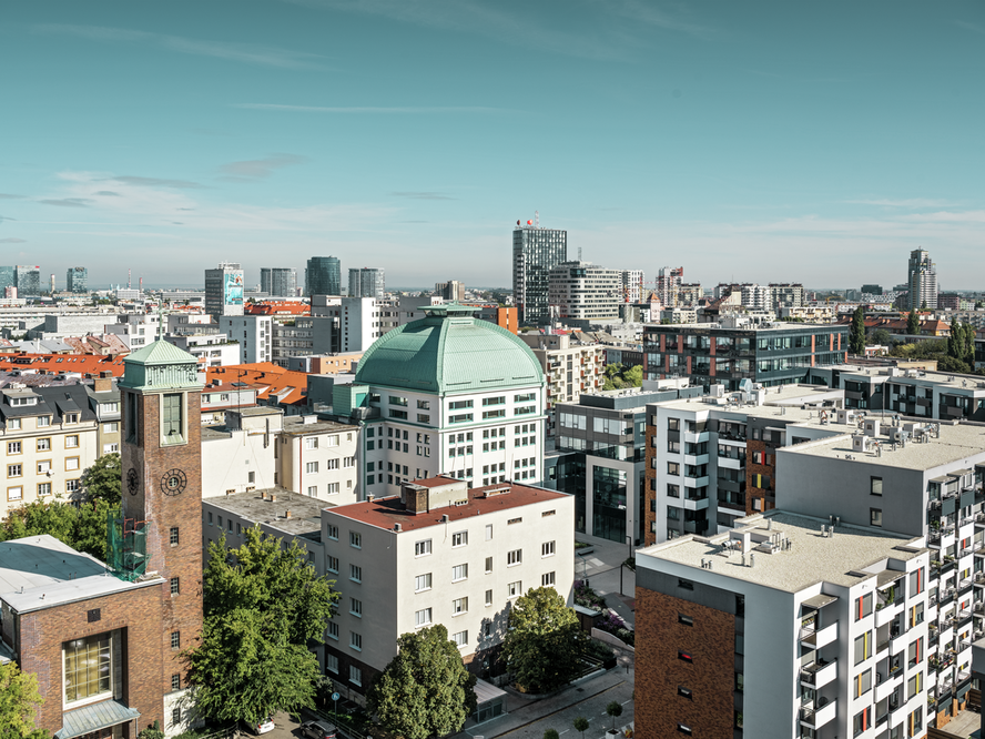 Panoramaaufnahme des Spilka Offices in Bratislava (Slowakei), eingedeckt mit PREFALZ in der Farbe P.10 Patina Grün.