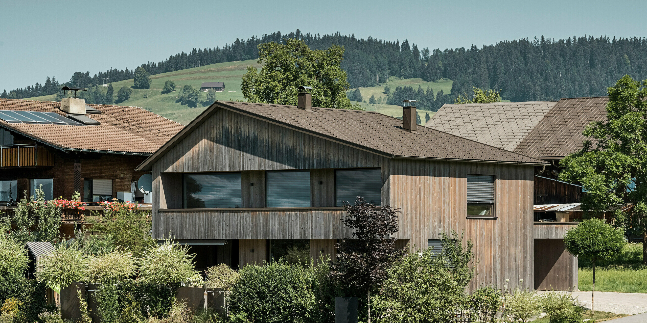 Einfamilienhaus aus Holz in Krumbach mit der PREFA Dachplatte in P.10 braun