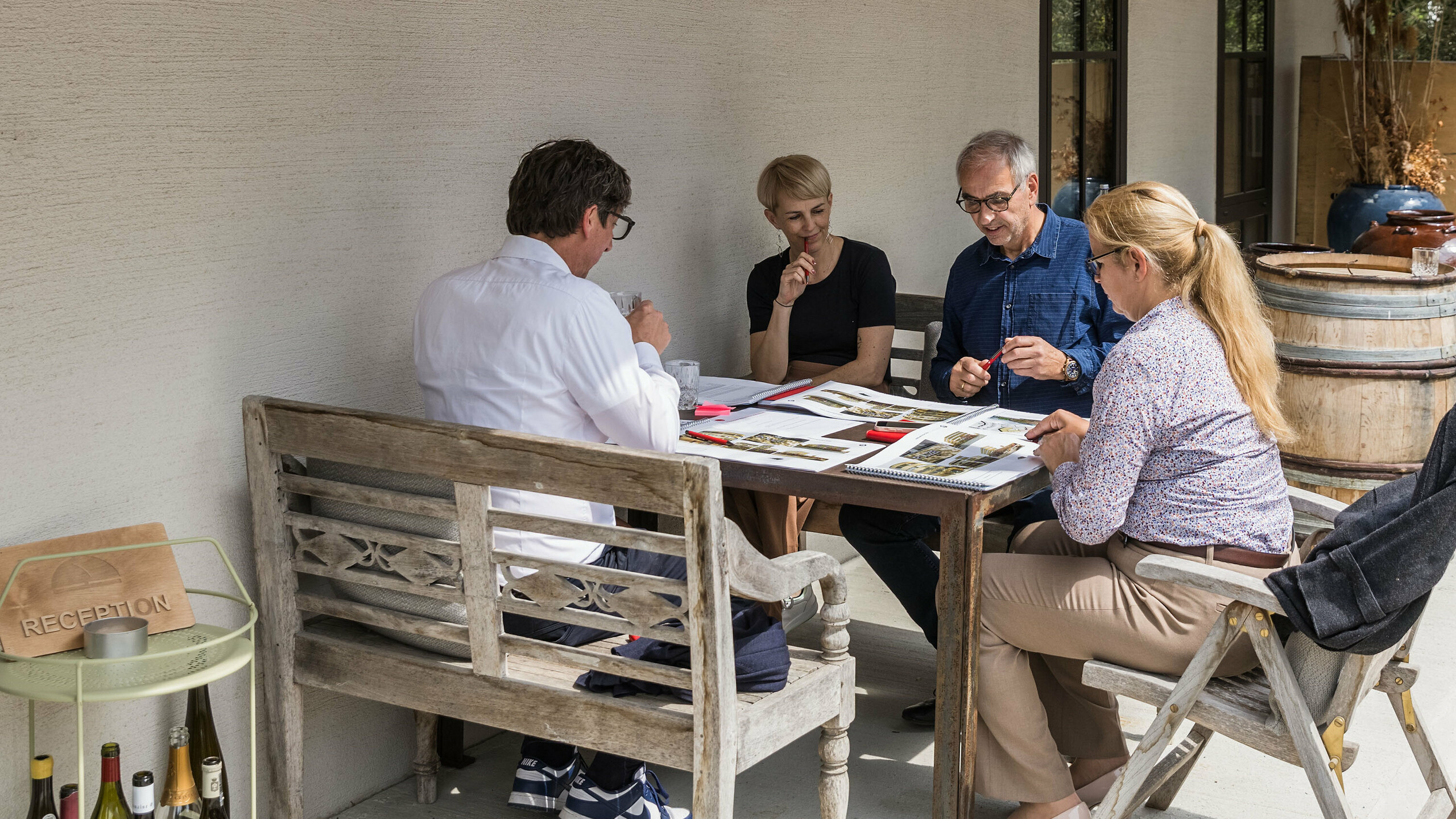 Kleine Arbeitsrunde beim PREFARENZEN 2026 Expertendialog in der Winzerresidenz im burgenländischen Seewinkel: Judit Nemere (Geschäftsführung PREFA Ungarn), Veronika Roll (Marketing PREFA Österreich), Sven Disser (Leiter Development, Bauwerk) und Wolfgang Croce (Croce & Wir, Graz) besprechen die gestalterische Qualität eingereichter Architekturprojekte. Im Fokus steht der kreative Einsatz von PREFA Aluminiumlösungen in zeitgemäßer Architektur. Die entspannte Atmosphäre fördert konzentrierten Austausch über Innovation, Funktionalität und Kontext.