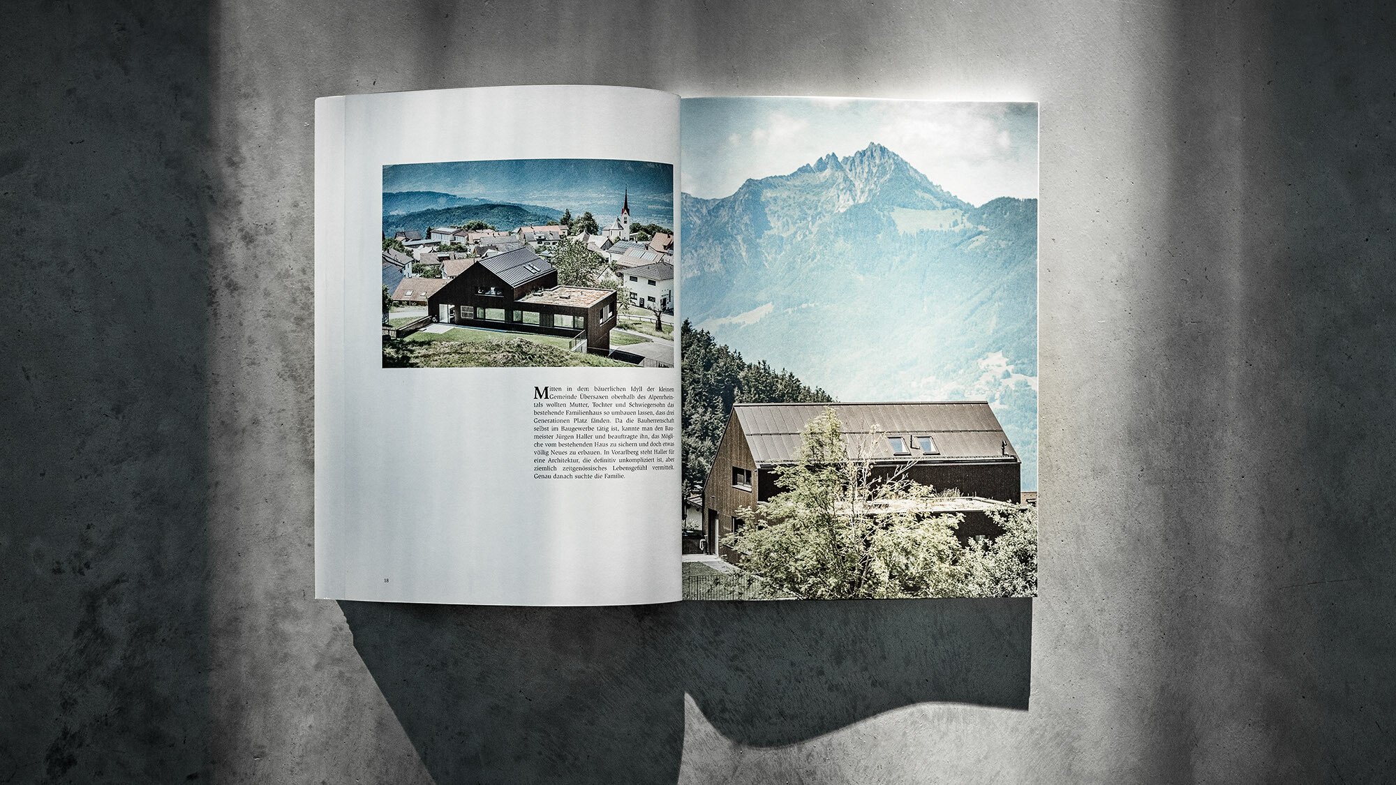 Das geöffnete PREFARENZEN Buch 2024 mit einem Beitrag über das Mehrfamilienhaus Matino von Jürgen Haller vor einem grauen Hintergrund.