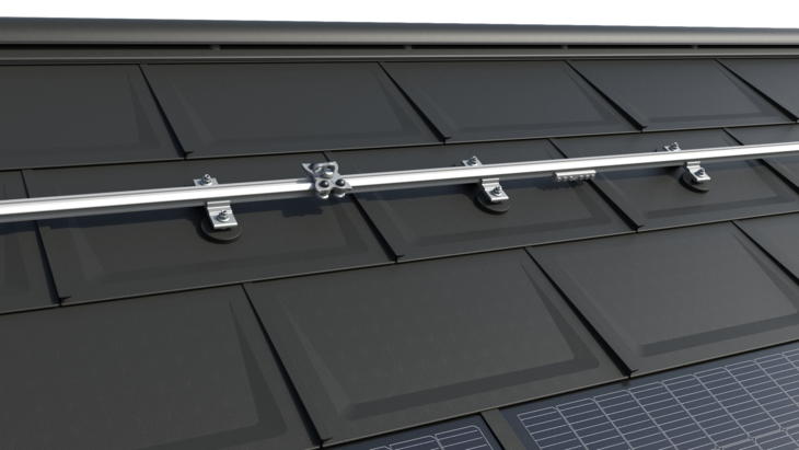 Das Bild zeigt das TAURUS Schienensystem von INNOTECH® auf einem PREFA Dach mit der bewährten Dachplatte R.16. Die Installation umfasst horizontale Führungsschienen und speziell entwickelte Gleiter, die eine sichere Dachbegehung und Wartung von Photovoltaikanlagen ermöglichen. Das System ist für alle PREFA Kleinformate geeignet und bietet eine zuverlässige Lösung für die Montage und Instandhaltung von PV-Anlagen. Von PREFA in Zusammenarbeit mit den Arbeitsschutz-Experten von INNOTECH® entwickelt, ist das Sicherungssystem nach EN 795 Typ A und D zertifiziert und für die Sicherung von zwei Personen ausgelegt. Am unteren Bildrand sind die innovativen PREFA Solardachplatten zu erkennen.