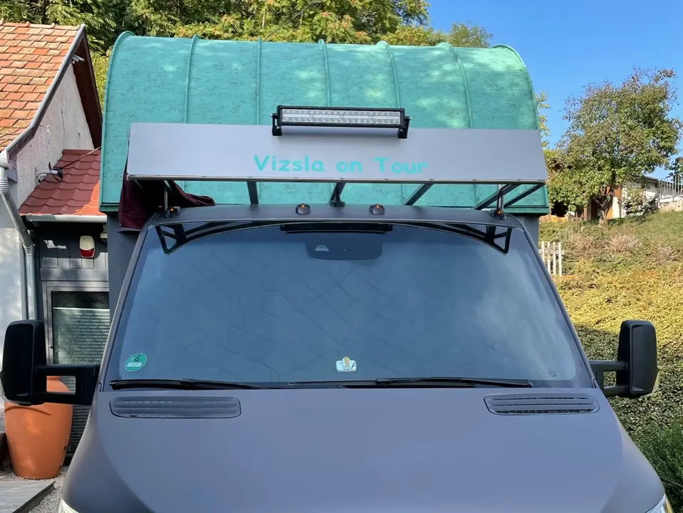 Der PREFA Tiny Truck verkleidet mit PREFALZ in P.10 Patinagrün und P.10 Steingrau