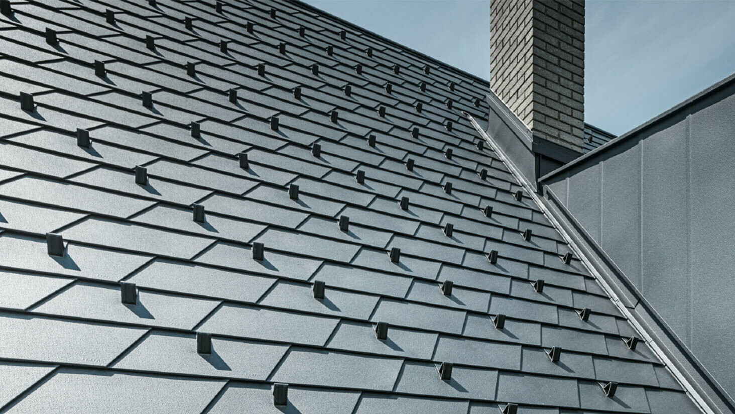 Neu saniertes Dach mit der PREFA Dachschindel in P.10 Schwarz inkl. Schneestopper, Gaube verkleidet mit PREFA Aluminium