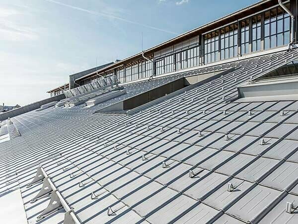 Detailaufnahme der Dachplatte in Silbermetallic von PREFA auf der Panzerhalle in Salzburg;