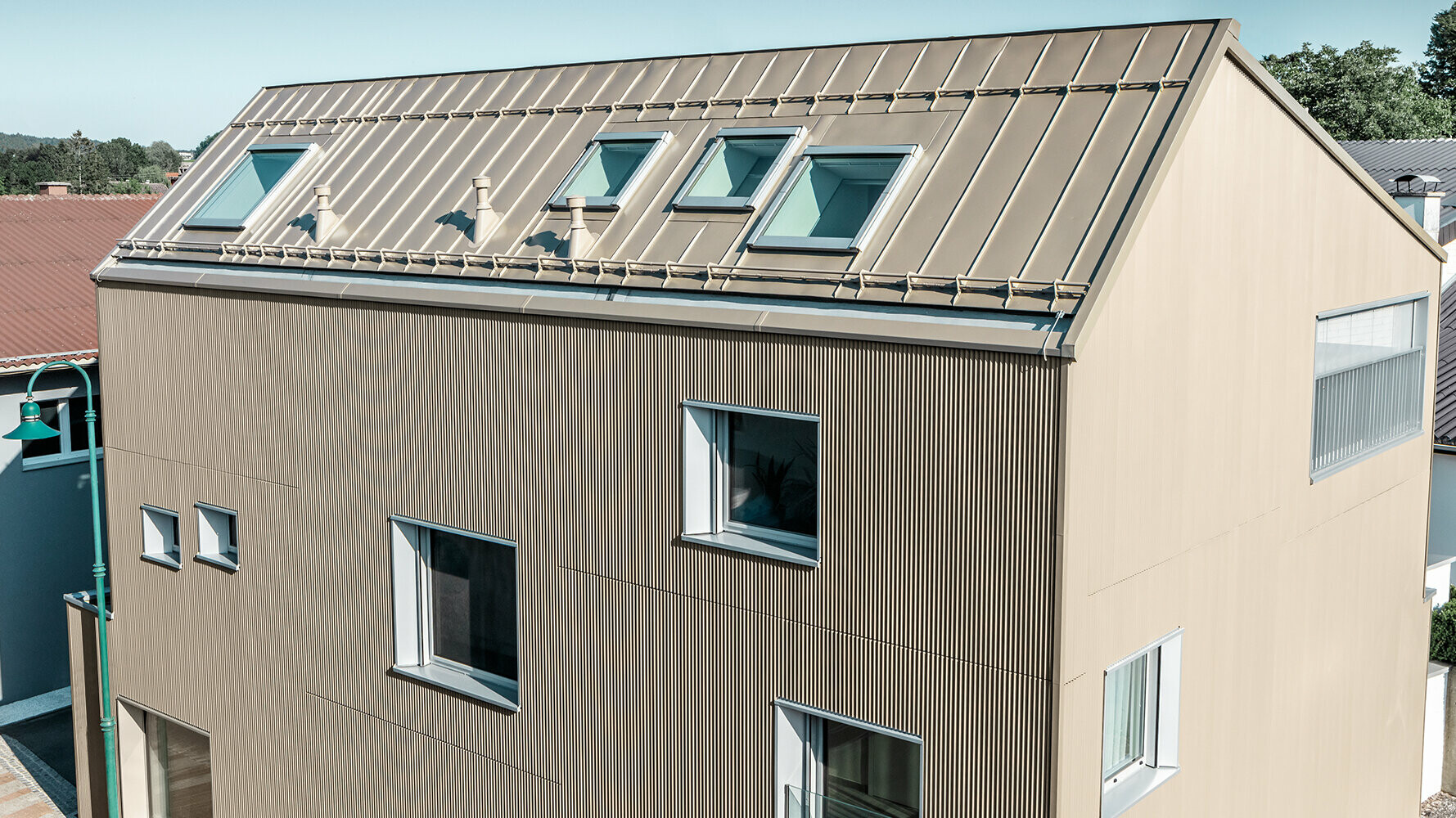 Modernes Wohnhaus mit Dacheindeckung und Fassadenverkleidung aus Aluminium von PREFA