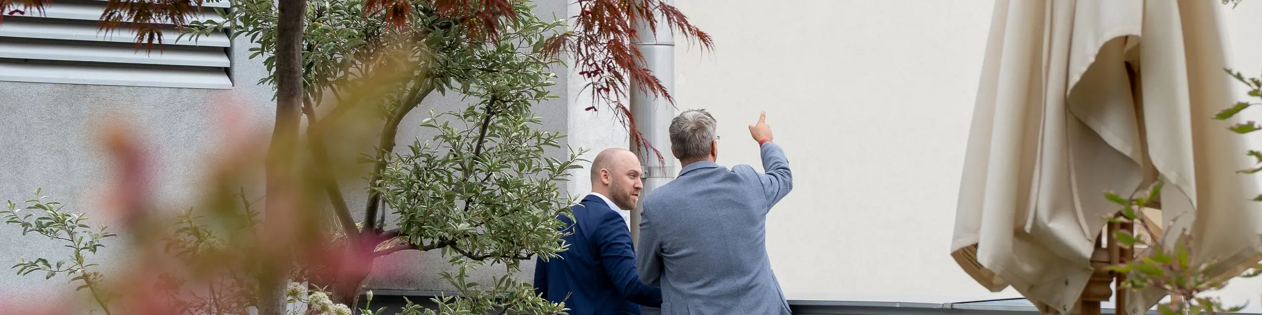 Beim PREFARENZEN Special Wien tauschen sich Gäste im begrünten Innenhof über Architektur und nachhaltige Baukonzepte aus. Zwischen Pflanzen, moderner Fassadengestaltung und stilvoller Außenlounge entsteht eine inspirierende Atmosphäre. Die Veranstaltung zeigt, wie PREFA Aluminiumprodukte mit langlebiger Qualität, vielseitigem Design und nachhaltigen Eigenschaften zukunftsorientierte Architektur unterstützen.