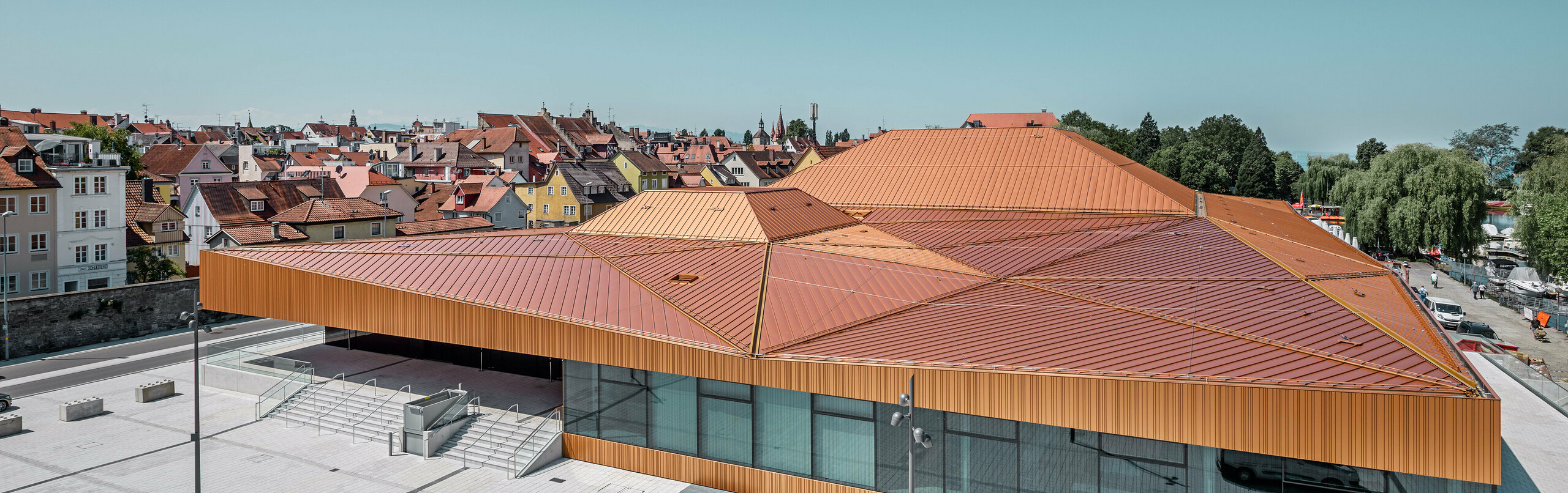 Deutsche Veranstaltungshalle mit PREFA Falzonal an Dach und Fassade in einer Sonderfarbe, ähnlich neukupfer