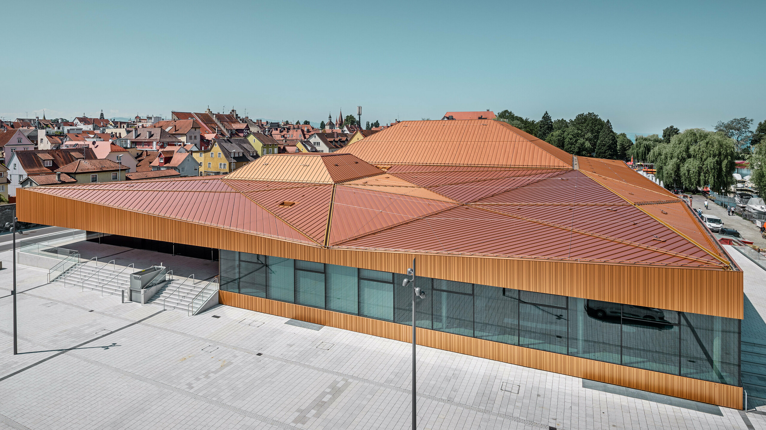 Deutsche Veranstaltungshalle mit PREFA Falzonal an Dach und Fassade in einer Sonderfarbe, ähnlich neukupfer