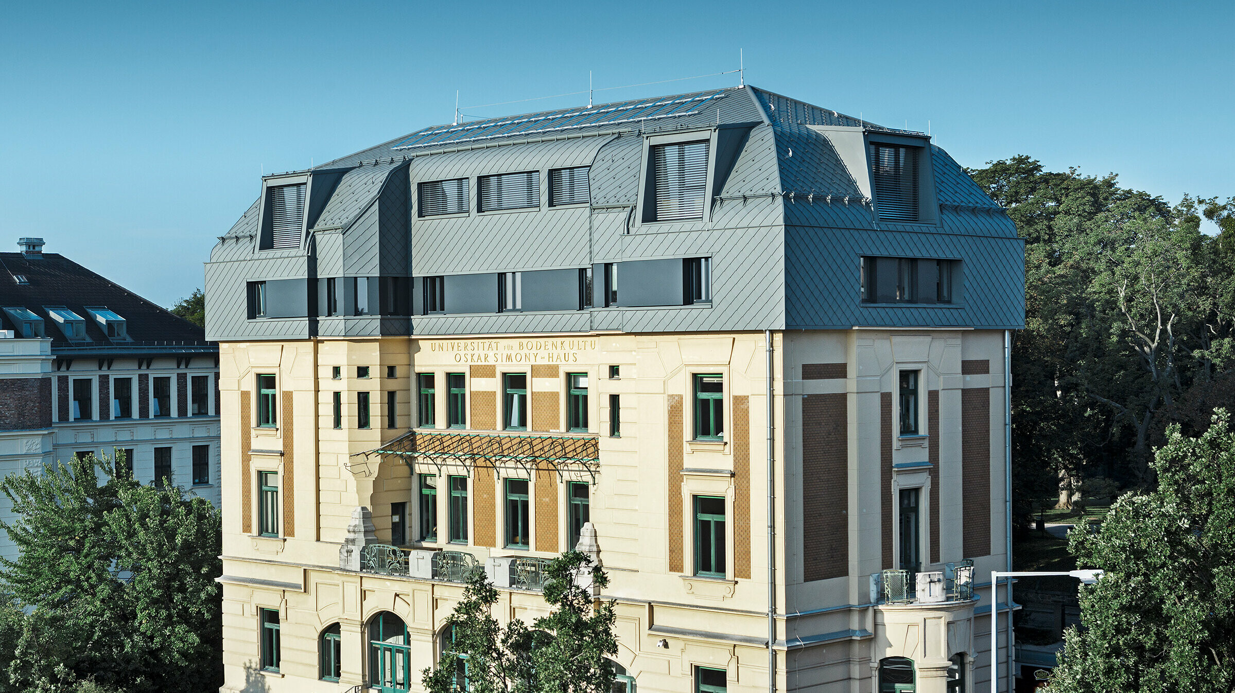 Historisches Simony-Haus in Wien nach der Sanierung mit PREFA Dach- und Wandrauten in P.10 Hellgrau