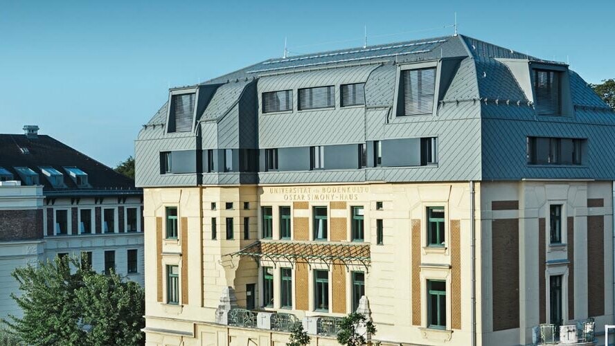Historisches Simony-Haus in Wien nach der Sanierung mit PREFA Dach- und Wandrauten in P.10 Hellgrau