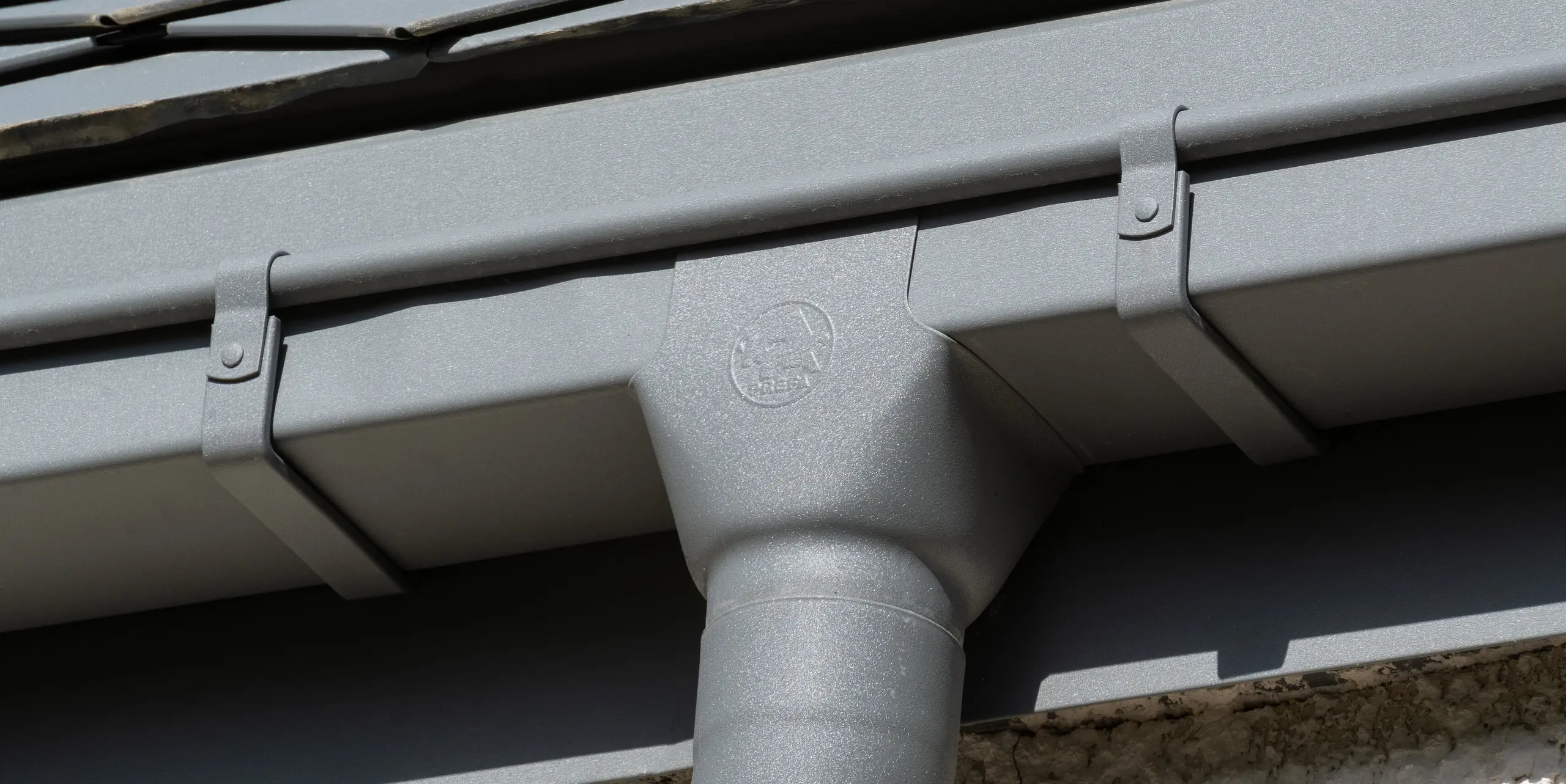 PREFA Dachraute 29x29 in P.10 Hellgrau auf einem Ferienhaus in Engins nahe Grenoble