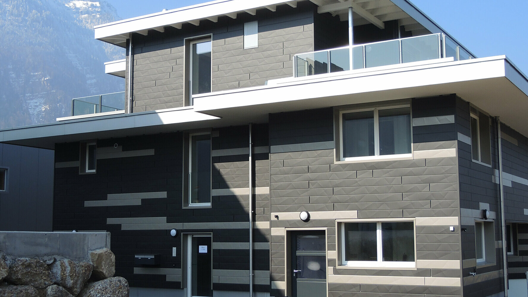Kreative Fassadengestaltung mit den neuen PREFA Fassadenpaneelen Siding.X in zwei unterschiedlichen Farben;