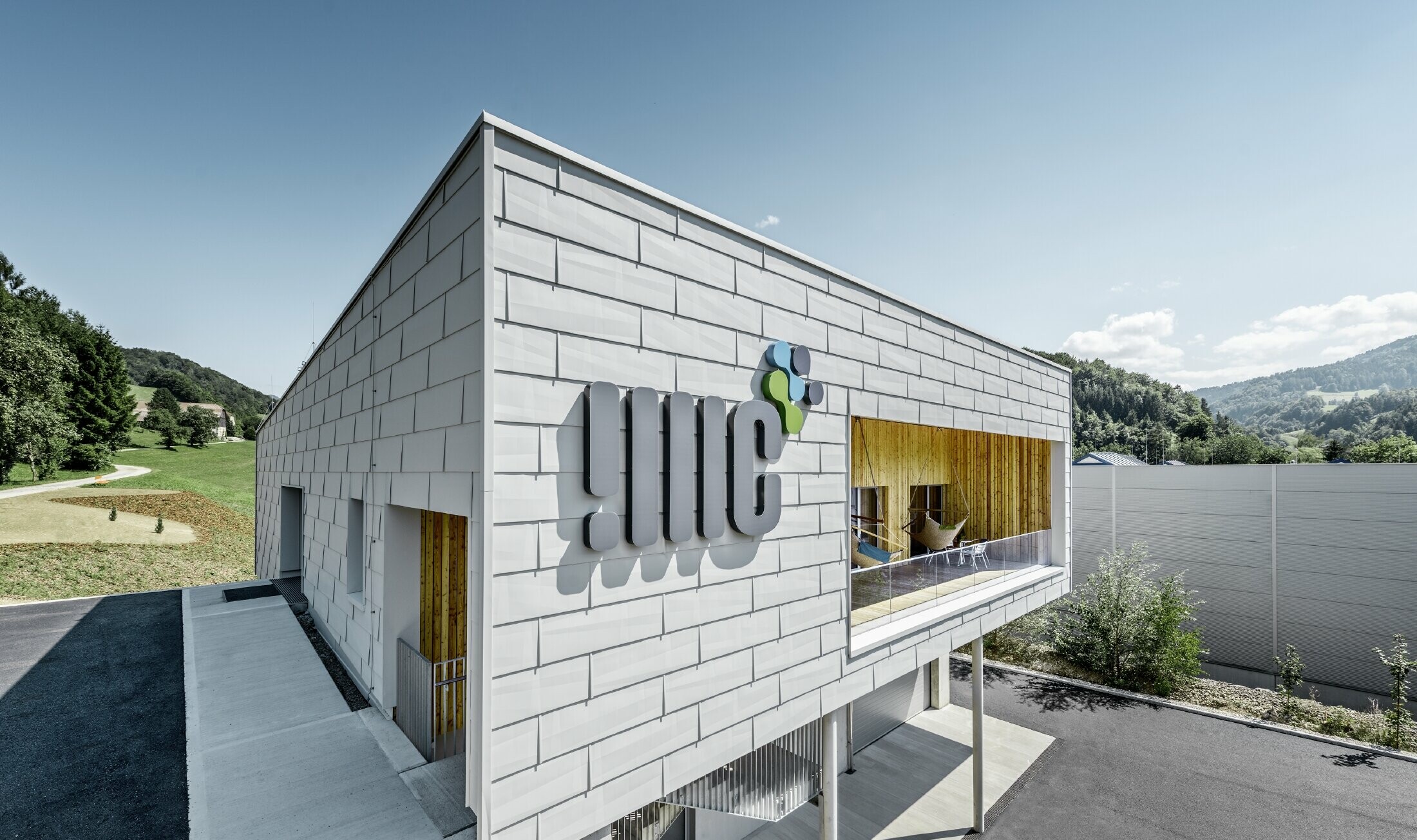 Modernes Firmengebäude in Ybbsitz mit Flachdach und Aluminiumfassade; Die Fassade wurde mit den PREFA Fassadenpaneelen FX.12 in Prefaweiß verkleidet.