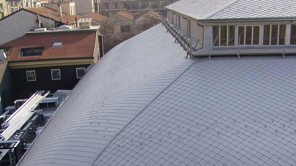Nahaufnahme eines Dachs in Mailand, das mit PREFA Dachrauten der Farbe Weiß saniert wurde