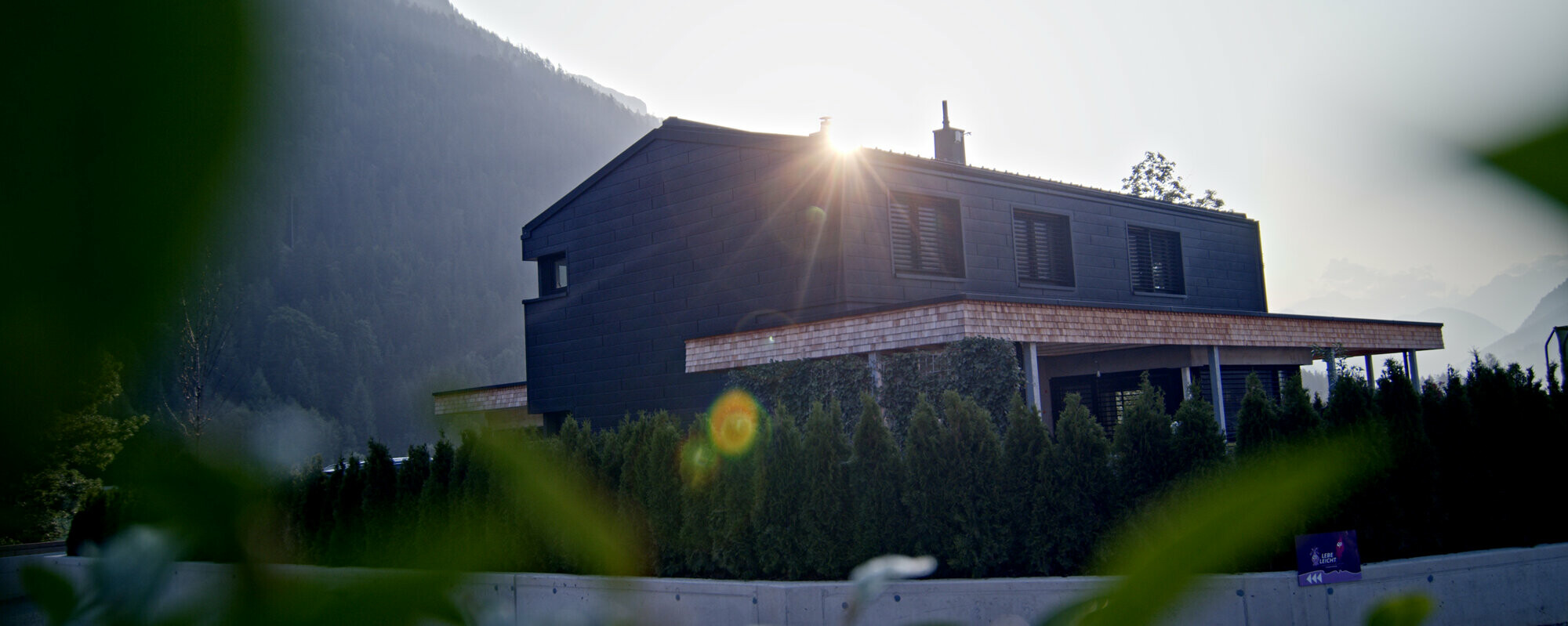 Neugebautes Einfamilienhaus mit PREFA Dach und Fassade bei Sonnenuntergang