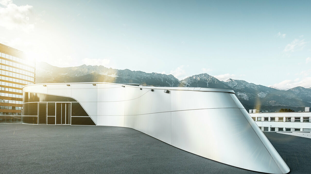 Die PREFABOND Aluminium Verbundplatten - Fassade sorgt für ein modernes, futuristisches Aussehen eines Gebäudes in Innsbruck.