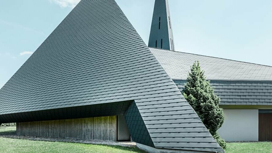 Katholische Kirche nach der Sanierung mit PREFA Dachplatten und -schindeln in P.10 Anthrazit