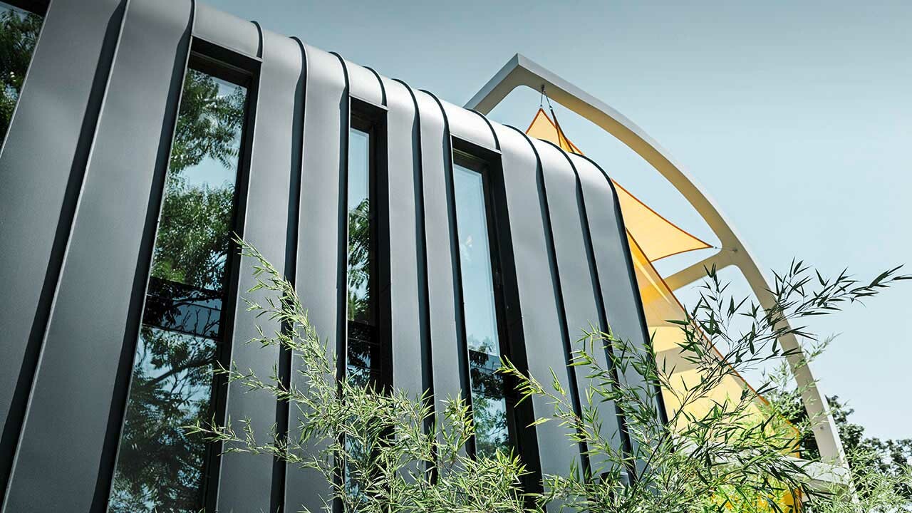 Ein Baumhaus mit PREFA Aluminiumfassade und extravaganten Details inmitten der Natur