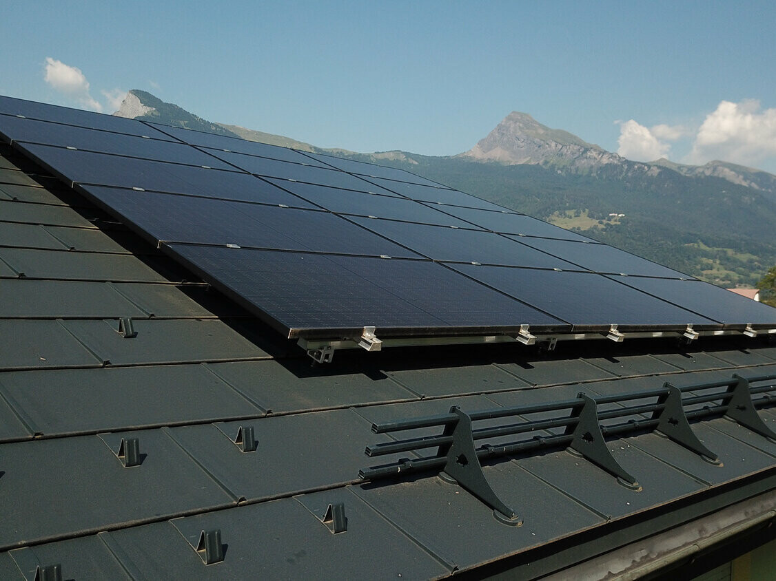Photovoltaik-Anlage auf einem mit der PREFA Dachplatte R.16 eingedecktem Dach in Anthrazit.