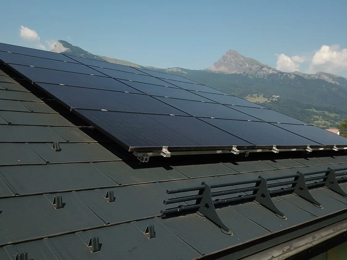 Photovoltaik-Anlage auf einem mit der PREFA Dachplatte R.16 eingedecktem Dach in Anthrazit.