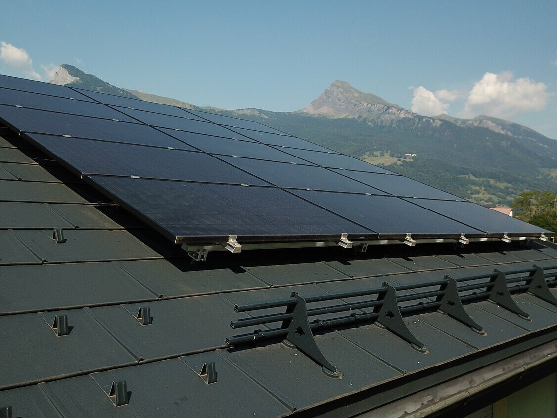 Photovoltaik-Anlage auf einem mit der PREFA Dachplatte R.16 eingedecktem Dach in Anthrazit.