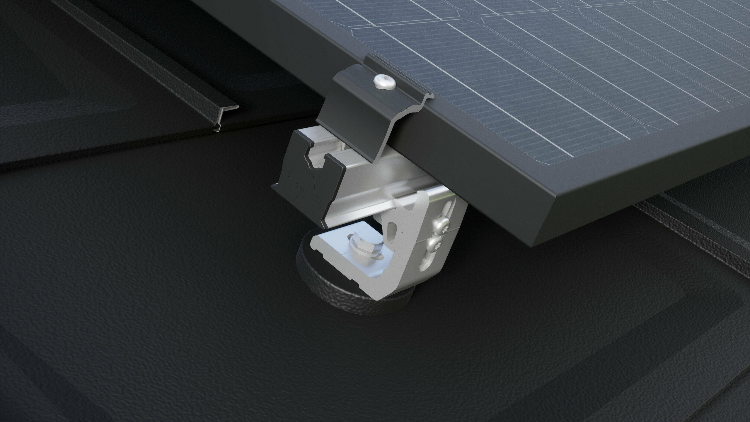 Nahaufnahme des PREVARIO 3.S Solarhalters, montiert auf einem dunklen PREFA Dach, welcher die Profilschiene trägt. Das Solarmodul wurde mit der PREVARIO Endklemme auf der Profilschiene befestigt. 