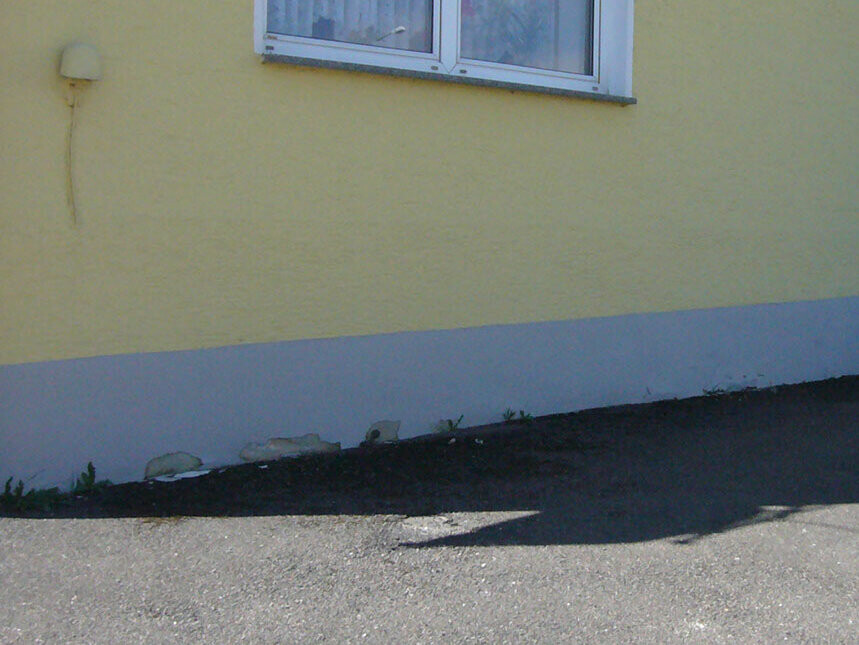 Aufgrund der ausgebrochenen am Fassadensockel wird das Haus mit PREFA saniert.