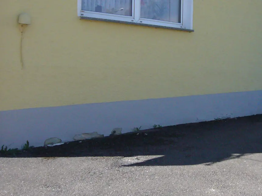Aufgrund der ausgebrochenen am Fassadensockel wird das Haus mit PREFA saniert.