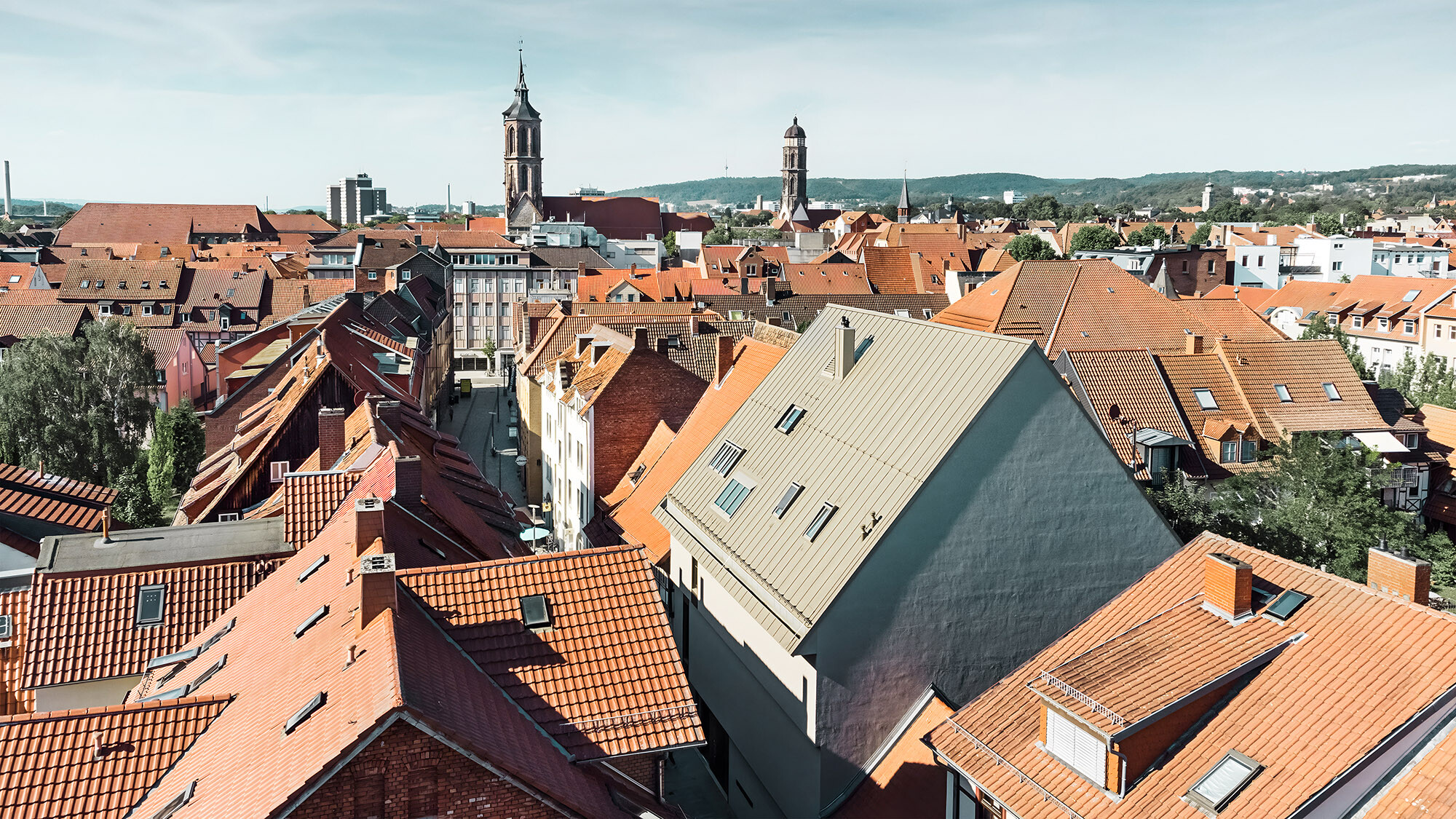  Die Altstadt Göttingens aus der Normalperspektive: Der Ausstellungsbau fügt sich elegant in seine Umgebung ein und bewahrt dabei seine eigene Identität.