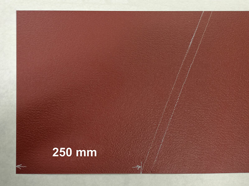 Schritt 2 der Ausführung der Schindelimitation - markierte Buglinien auf oxydrotem Aluminium-Material