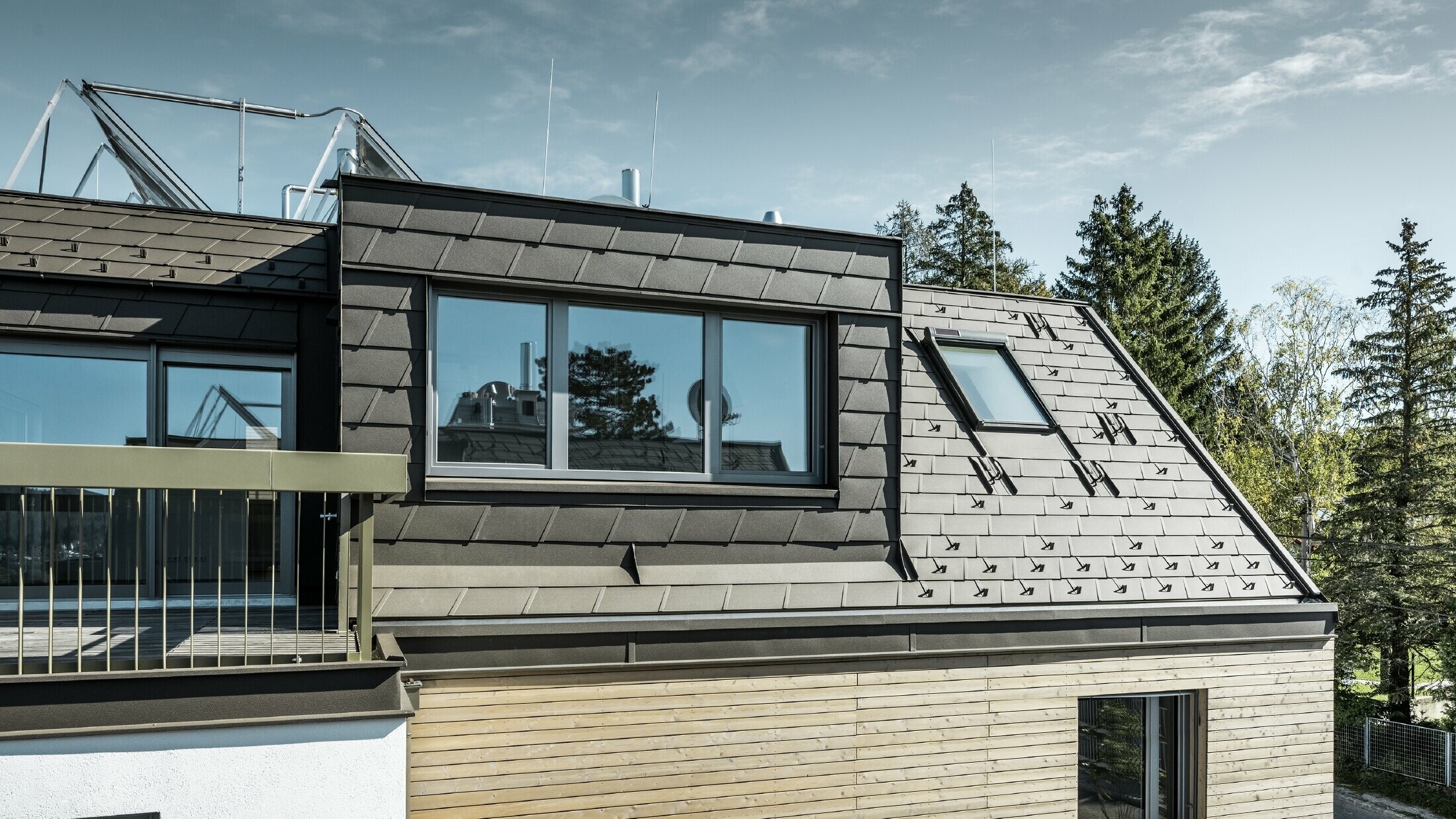 Dachgeschossausbau, Dach- und Fassadenverkleidung mit der PREFA Dachschindel DS.19 in P.10 Braun