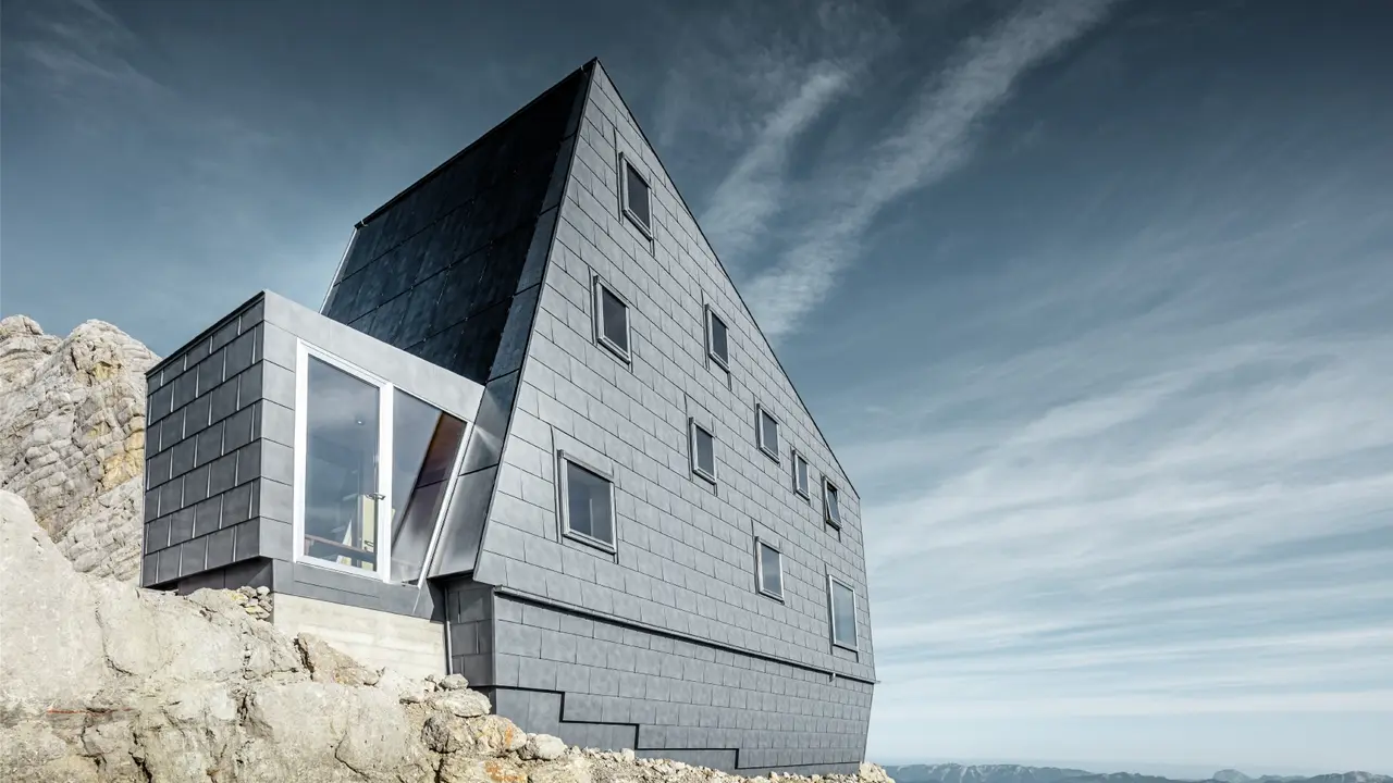 seitliche Ansicht der Seethalerhütte auf 2.740 Meter, verkleidet mit PREFA Dach- und Fassadenpaneelen FX.12 in P.10 Steingrau