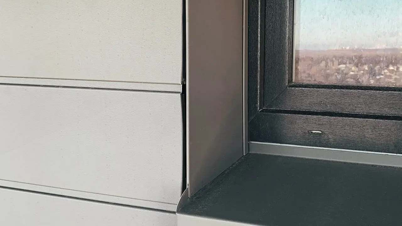 Im Bild sind die Fenster und Sidings im Detail zu sehen.