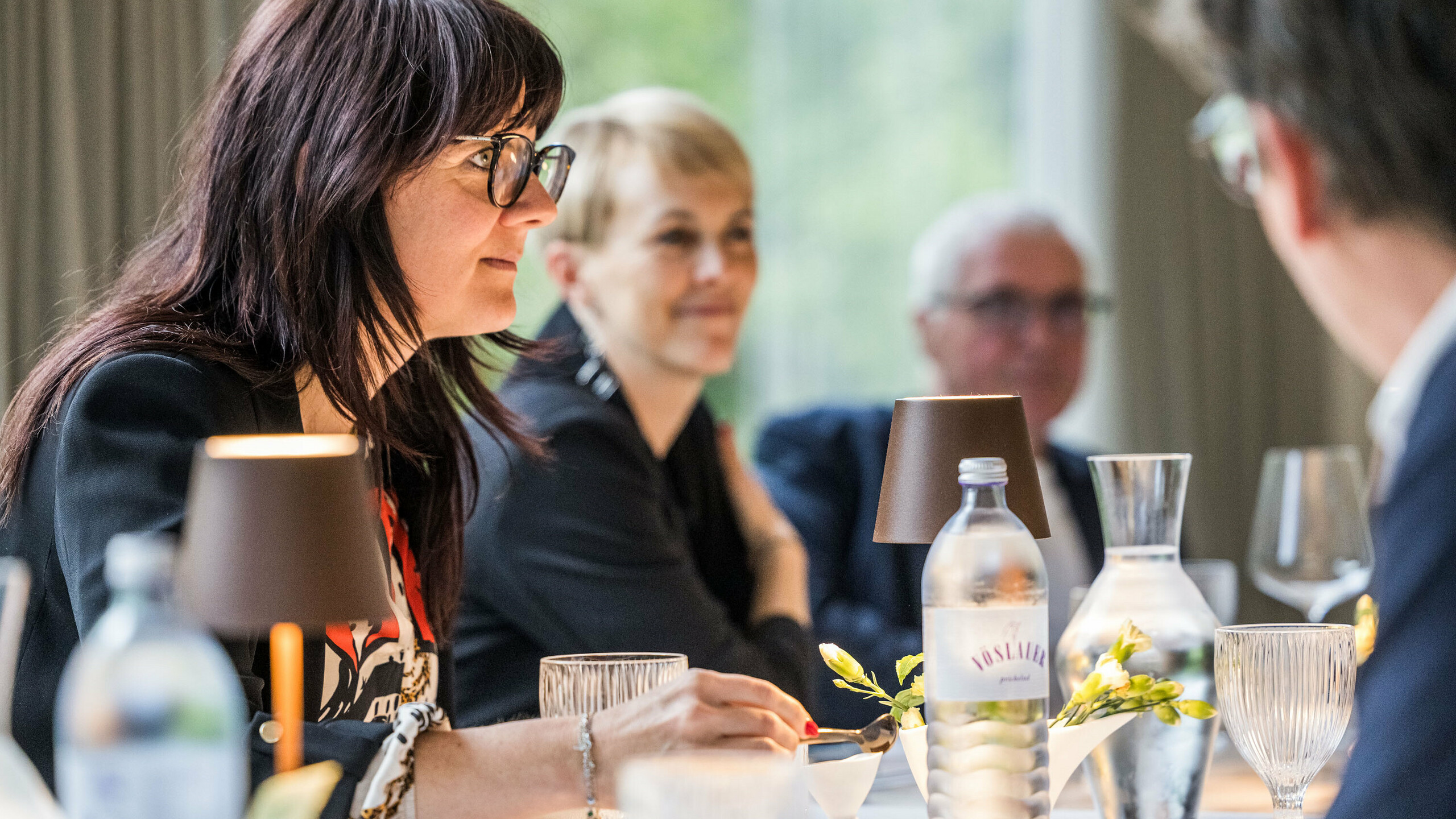 Bettina Almeida und Veronika Roll (PREFA Marketing) im konzentrierten Austausch während des PREFARENZEN 2026 Expertendialogs in einer Winzerresidenz im Seewinkel. Im Fokus der Diskussion stehen architektonische Qualität, nachhaltige Materialien und die Auswahl der inspirierendsten Projekte für das kommende PREFARENZEN Architekturbuch und den Kalender. Die Veranstaltung bietet eine Plattform für kreativen Diskurs zwischen Architektur, Medien und PREFA.