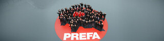 Vogelperspektive von PREFA Mitarbeitern auf einem roten PREFA Logo