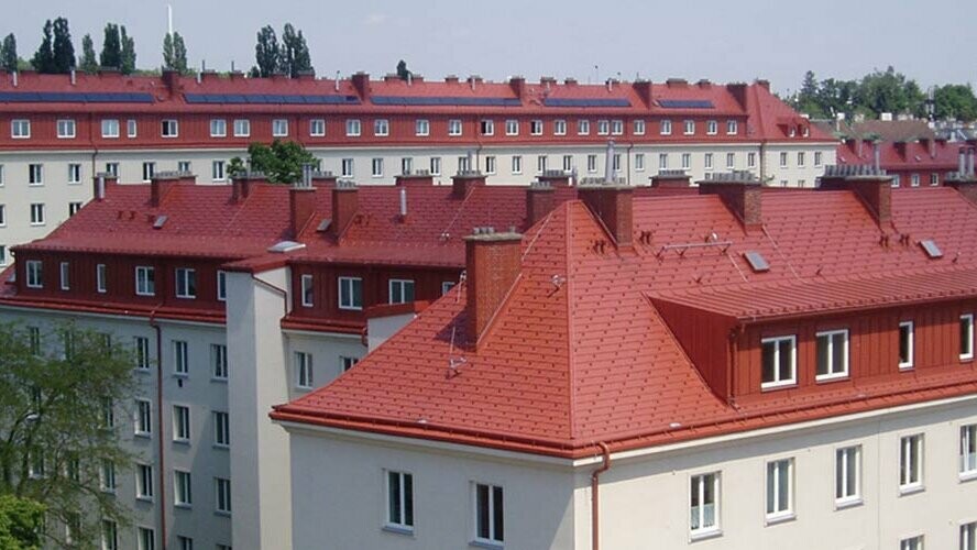 Aufnahme der Wohnhäuser des Hugo Breitner Hofs in Wien. Die Dächer wurden mit der PREFA Dachschindel in Ziegelrot eingedeckt.