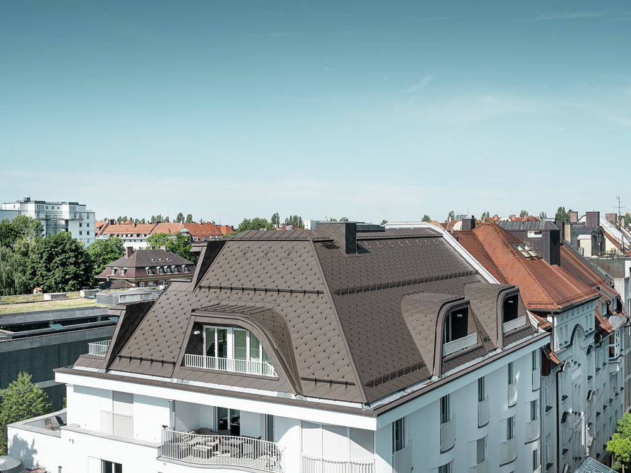 Wohnhaus in München mit der Dachraute 44 x 44 in Braun