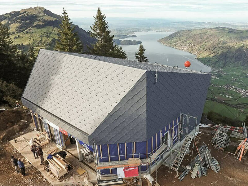 Aufnahme in der Vogelperspektive der Luftseilbahn Kräbel Rigi Scheideck mit der neuen Gebäudehülle Raute 44x44 in Steingrau von PREFA;