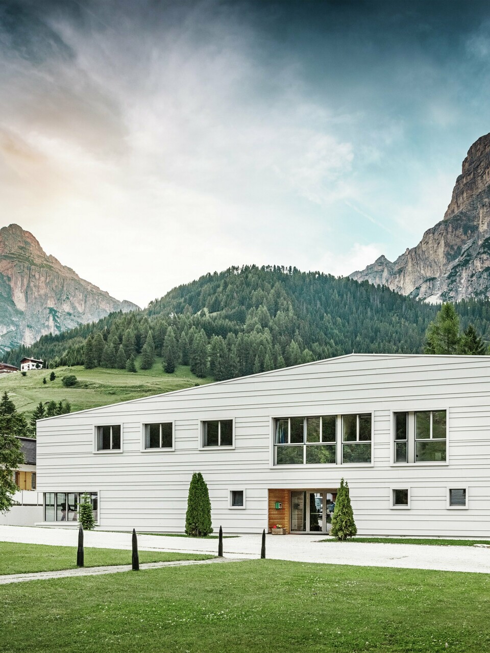 Moderne Militärarchitektur trifft auf alpine Umgebung: Vor majestätischem Bergpanorama liegt die Kaserne „Tempesti“ eingebettet in die Südtiroler Landschaft. Die helle PREFALZ-Fassade in P.10 Prefaweiß sorgt für klare Linien. Die helle Aluminiumfassade reflektiert Sonnenlicht und verbessert das Mikroklima.