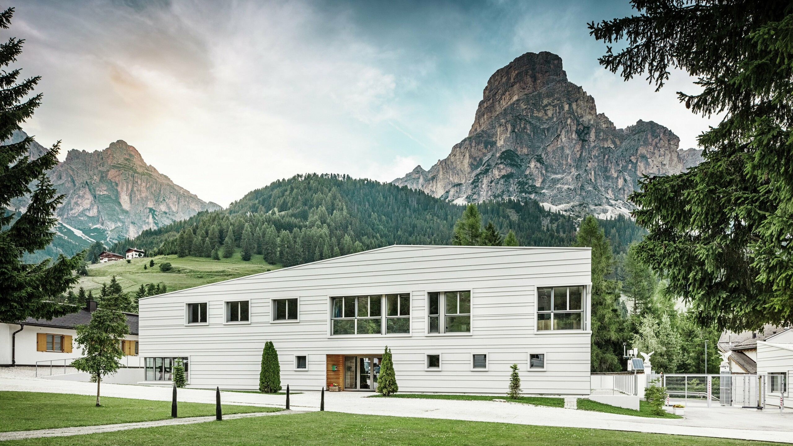 Moderne Militärarchitektur trifft auf alpine Umgebung: Vor majestätischem Bergpanorama liegt die Kaserne „Tempesti“ eingebettet in die Südtiroler Landschaft. Die helle PREFALZ-Fassade in P.10 Prefaweiß sorgt für klare Linien. Die helle Aluminiumfassade reflektiert Sonnenlicht und verbessert das Mikroklima.