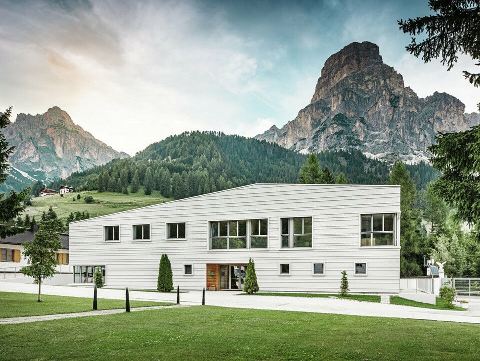 Moderne Militärarchitektur trifft auf alpine Umgebung: Vor majestätischem Bergpanorama liegt die Kaserne „Tempesti“ eingebettet in die Südtiroler Landschaft. Die helle PREFALZ-Fassade in P.10 Prefaweiß sorgt für klare Linien. Die helle Aluminiumfassade reflektiert Sonnenlicht und verbessert das Mikroklima.