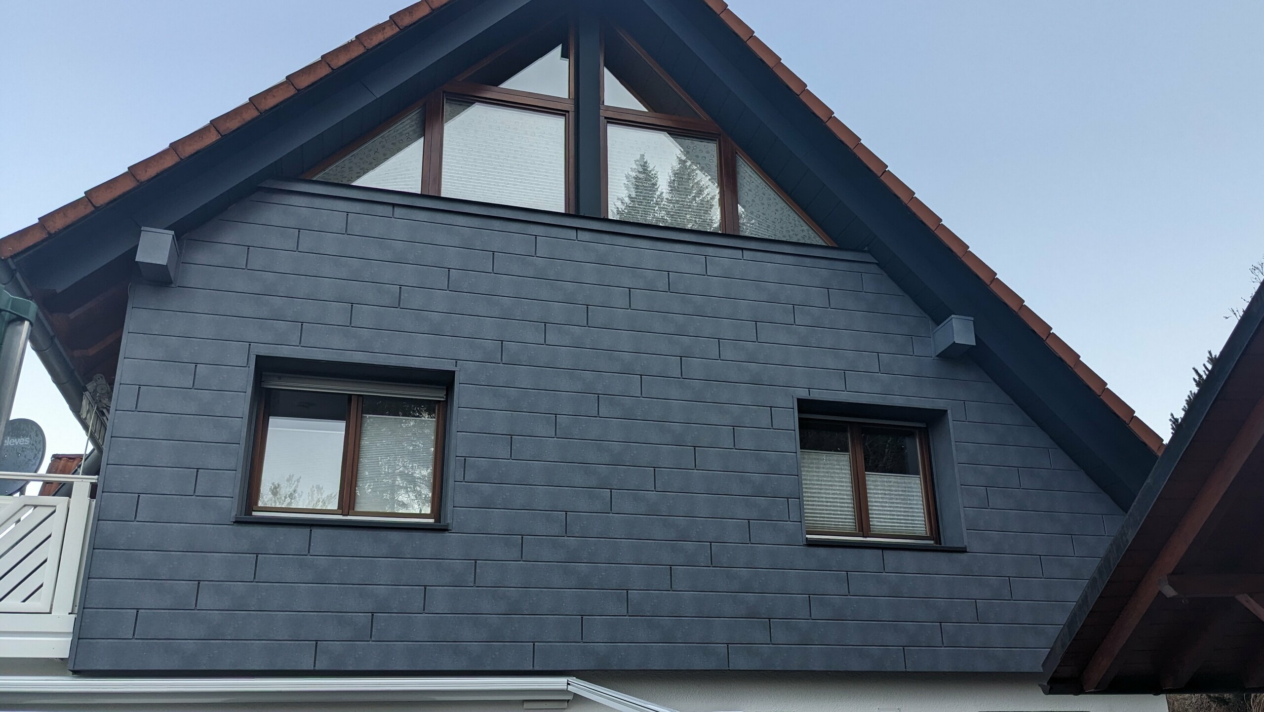 Die PREFA Fassade mit Siding in Steingrau nach der Gebäudesanierung