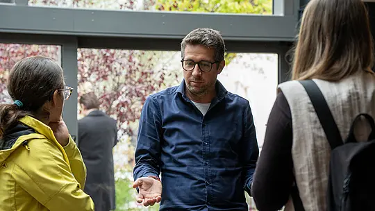 Architektur- und Planungsexperten im Gespräch beim PREFARENZEN Special Wien: Im hellen Veranstaltungsbereich entsteht lebendiger Austausch über nachhaltige Baukonzepte. Die Szene verbindet modernes Design mit innovativen PREFA Aluminiumlösungen, die durch Langlebigkeit, geringes Gewicht und Recyclingfähigkeit überzeugen – für zukunftsfähige Gebäude mit hoher gestalterischer Qualität und Ressourceneffizienz.