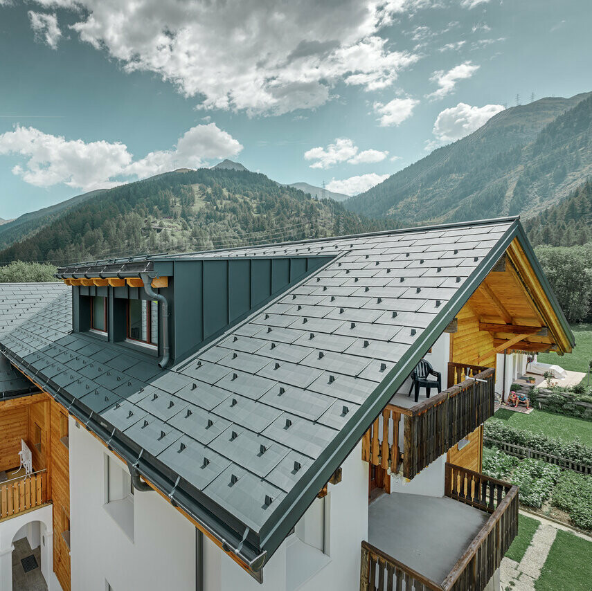 Mehrfamilienhaus in ländlicher Umgebung mit PREFA Dacheindeckung in der Farbe Anthrazit