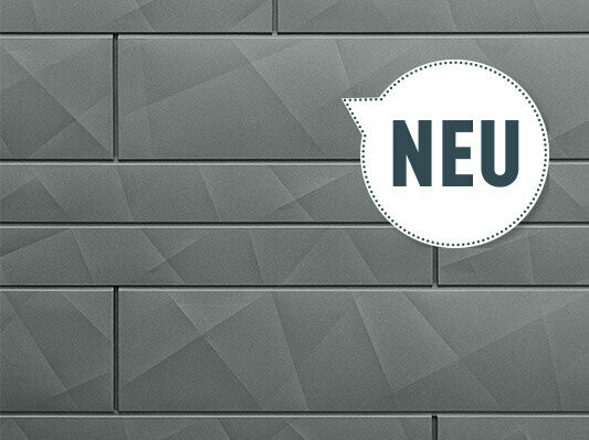 Neues Fassadenelement aus Aluminium von PREFA Siding.X, horizontal verlegte Paneele in unterschiedlicher Höhe mit Knitter-Optik in hellgrau mit einer Sprechblase mit dem Text "neu!"