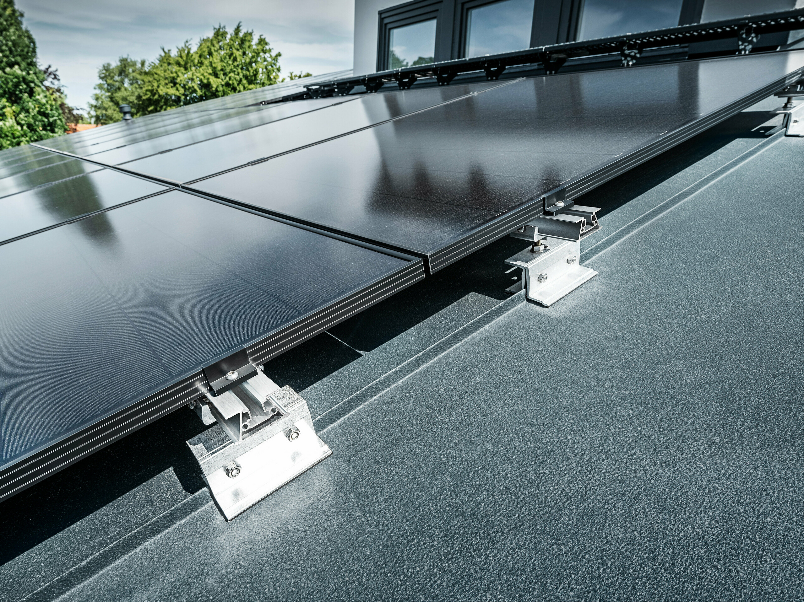 Nahaufnahme PREFA Solarhalter PREFALZ Vario auf einem Stehfalzdach in Anthrazit